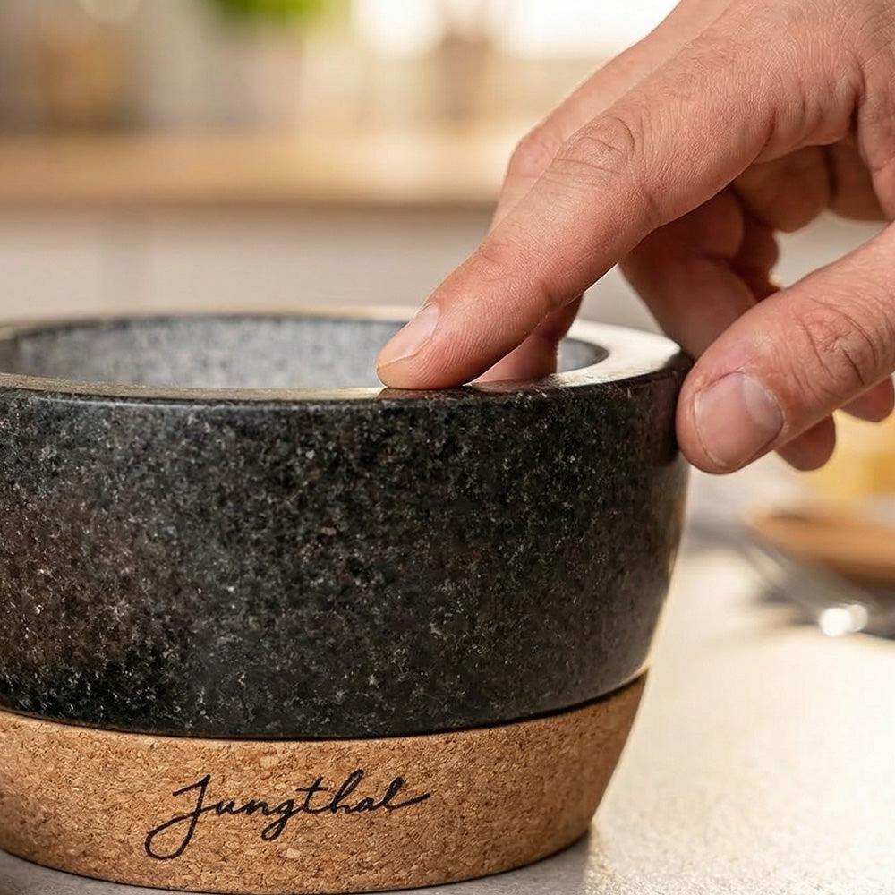 Hand berührt Mörserschale
